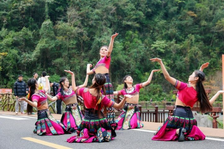 202511240856021559588928