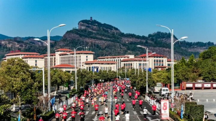 202511240857521315304023